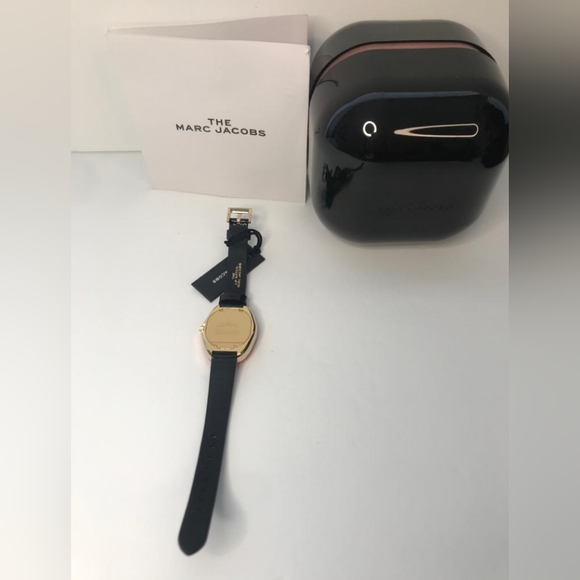 💯 Original Marc Jacobs The Lip Quartz Black Dial Ladies Watch MJ0120190889. - Picture 4 of 11